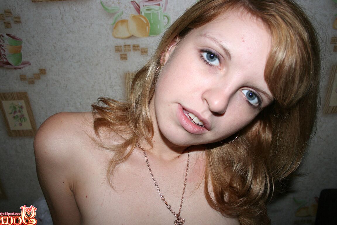 20P Slim amadora adolescente Simona mostra seus peitos, bunda e boceta em um solo