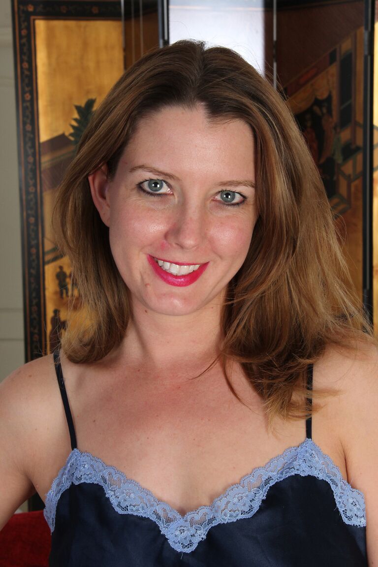 21P Gostosa amadora MILF Sally Jones mostra seus seios naturais e buceta rosa