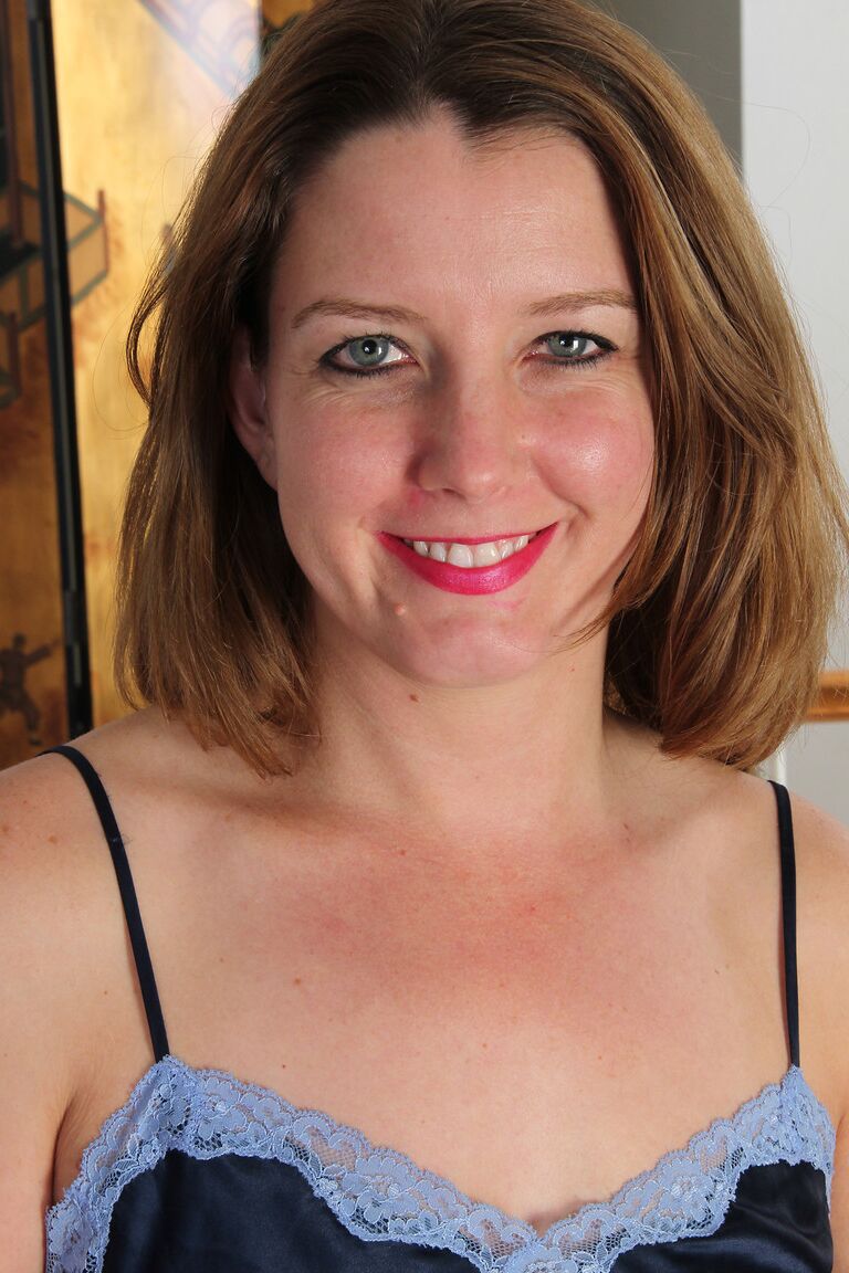 21P Gostosa amadora MILF Sally Jones mostra seus seios naturais e buceta rosa