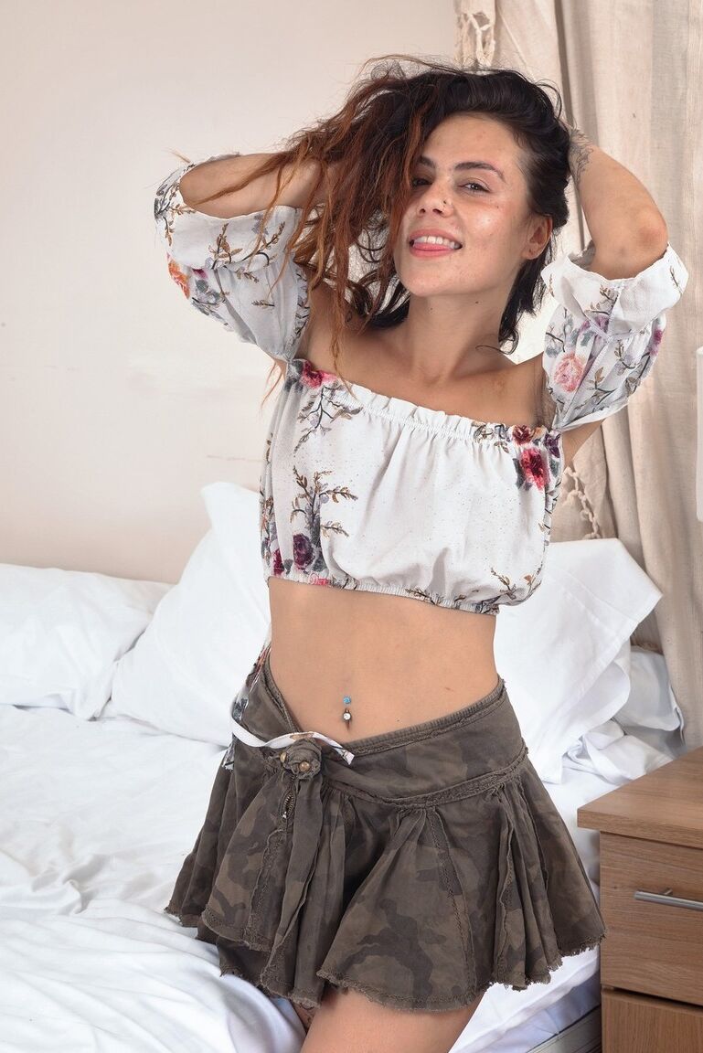 16P Garota tatuada, Sweet Mary Jane, mostra sua vagina realmente peluda