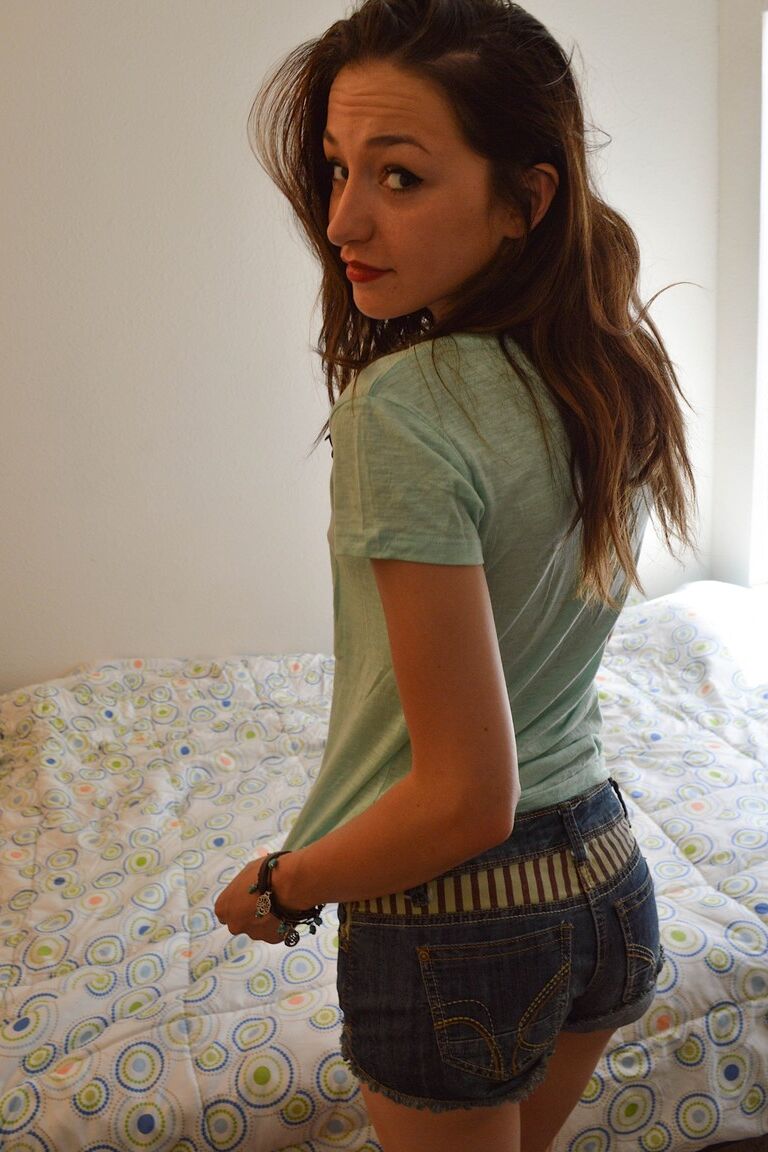 21P A sensual adolescente americana Anastasia Lavey de quatro mostrando seus buracos quentes