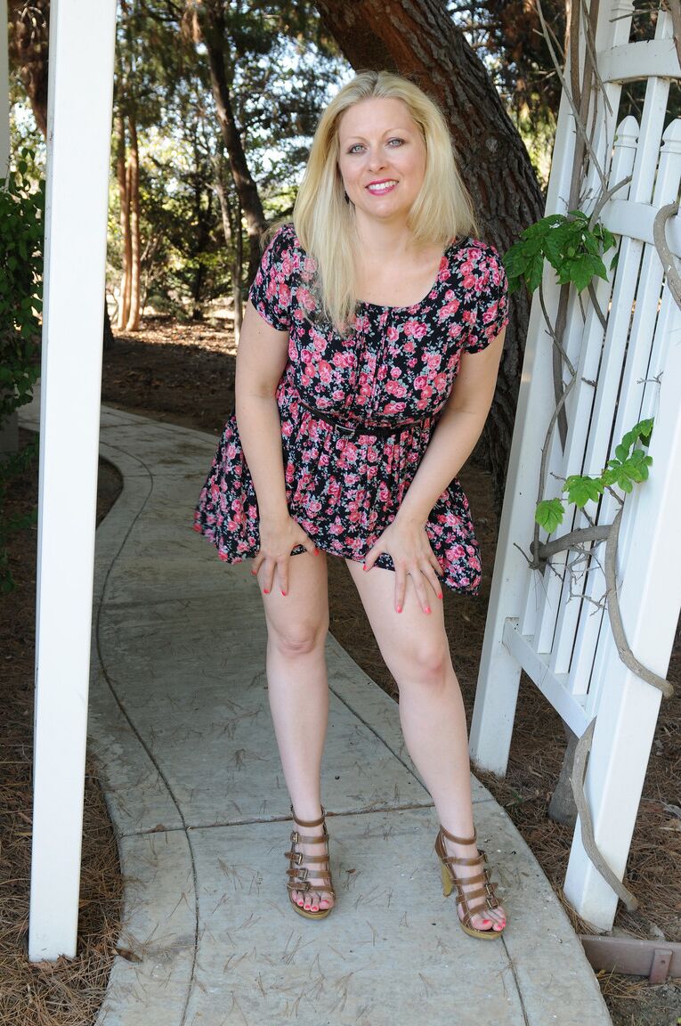 21P La blonde mature Zoey Tyler expose ses gros seins et ses fesses rondes en plein air.