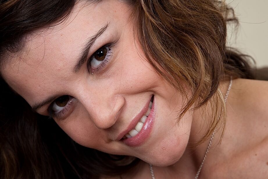 16P A adolescente vestida Missy está mostrando sua boceta peluda enquanto posa