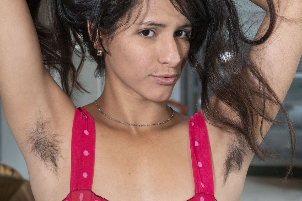 16P A adolescente amadora Pamela expõe suas axilas peludas e seu castor em uma loja de motocicletas