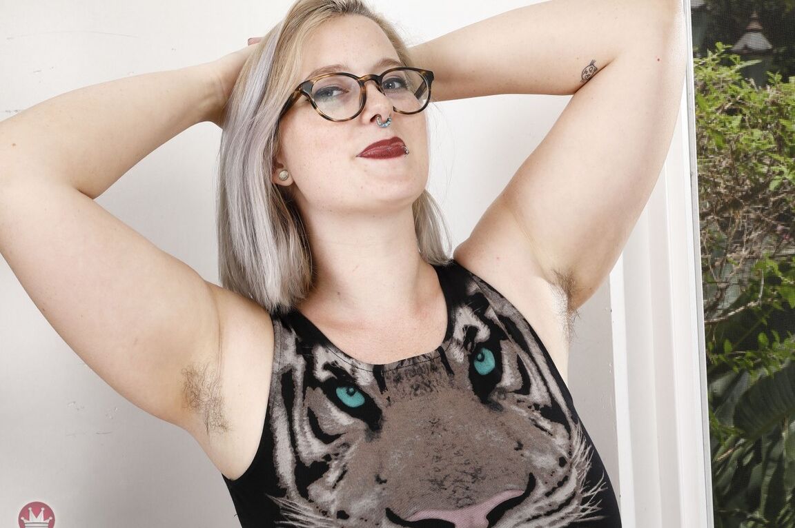 21P Junges kurviges Babe mit großem Hintern Nyx Night präsentiert ihre haarigen Liebeslöcher