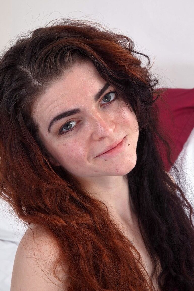 Das 16P-Amateurmodel Scarlet Contemptress stellt ihre natürliche Muschi zur Schau