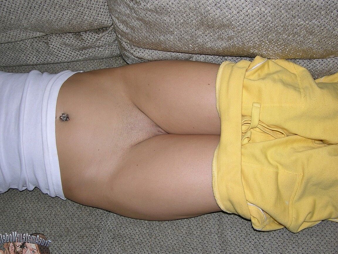 17P Amatrice avec des taches de rousseur montre ses fesses et sa chatte rasée sur le canapé du salon