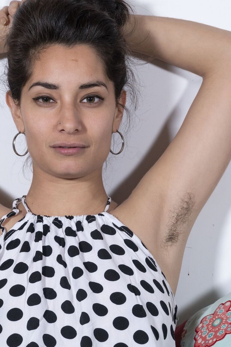 16P A garota amadora Tiffany usa o cabelo preso em um coque enquanto mostra sua buceta natural
