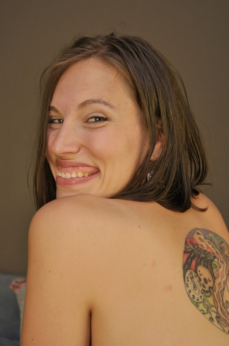 17P La bombasse aux seins tombants, Bridgette Aleister, montre fièrement ses pieds chauds.