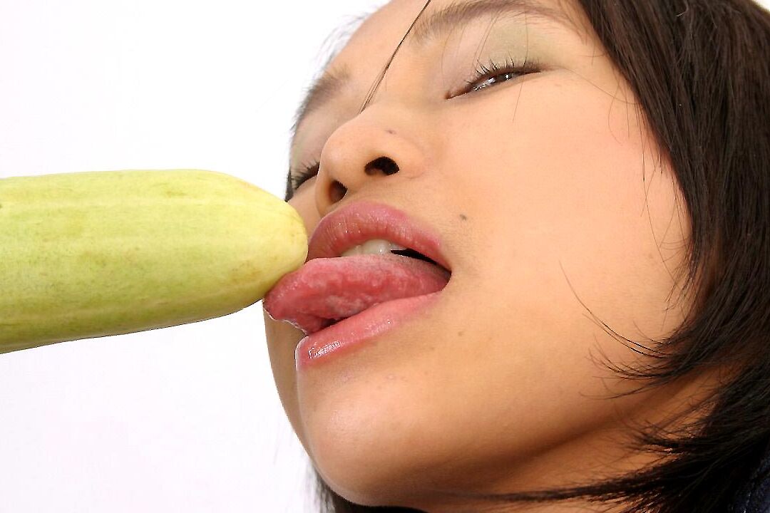 16P Chica asiática solitaria da placer a su coño con verduras vestida con lindos calcetines