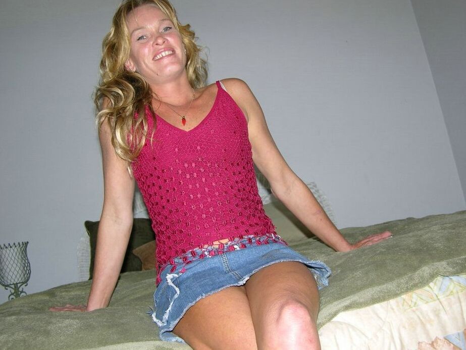 15P Over 30 first timer grabs her bare ass while showing her shaved vagina