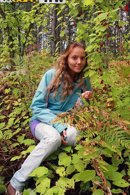 16P Le modèle amateur Katya pose entièrement habillée pour son ami photographe