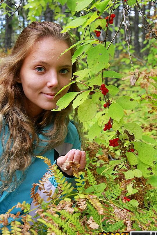 16P Le modèle amateur Katya pose entièrement habillée pour son ami photographe