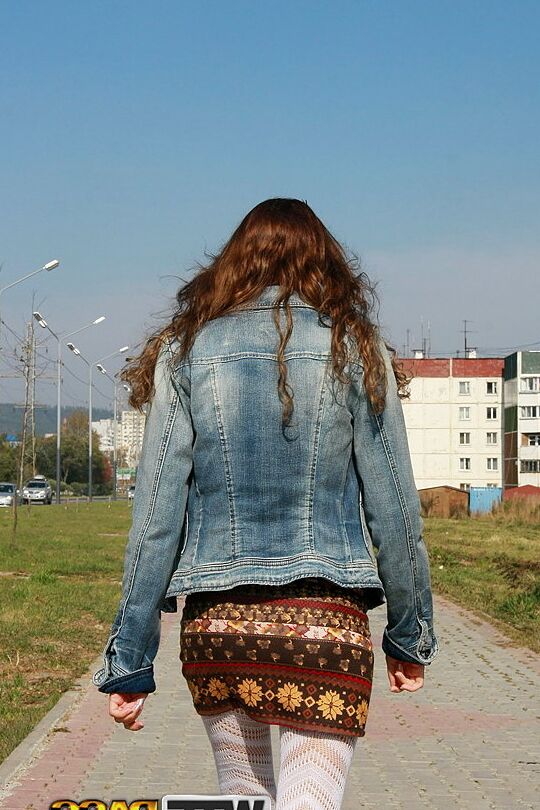 16P Le modèle amateur Katya pose entièrement habillée pour son ami photographe