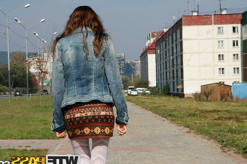 16P Le modèle amateur Katya pose entièrement habillée pour son ami photographe