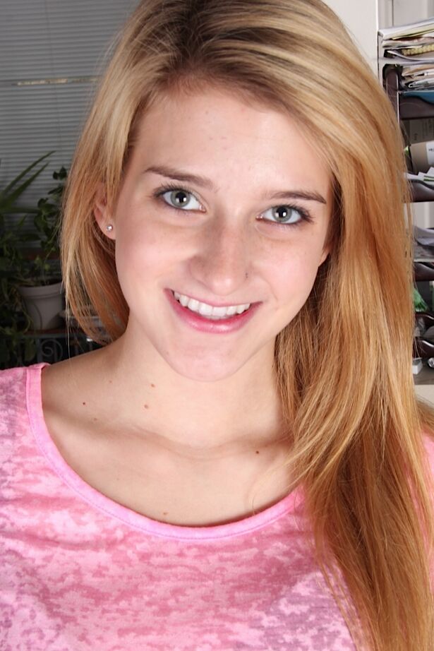 16P Garota loira amadora Karma Jones exibindo belos seios de 18 anos