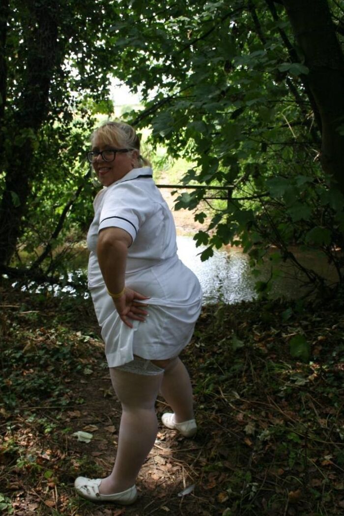20P A enfermeira loira obesa Lexie Cummings faz sexo com dois homens na floresta