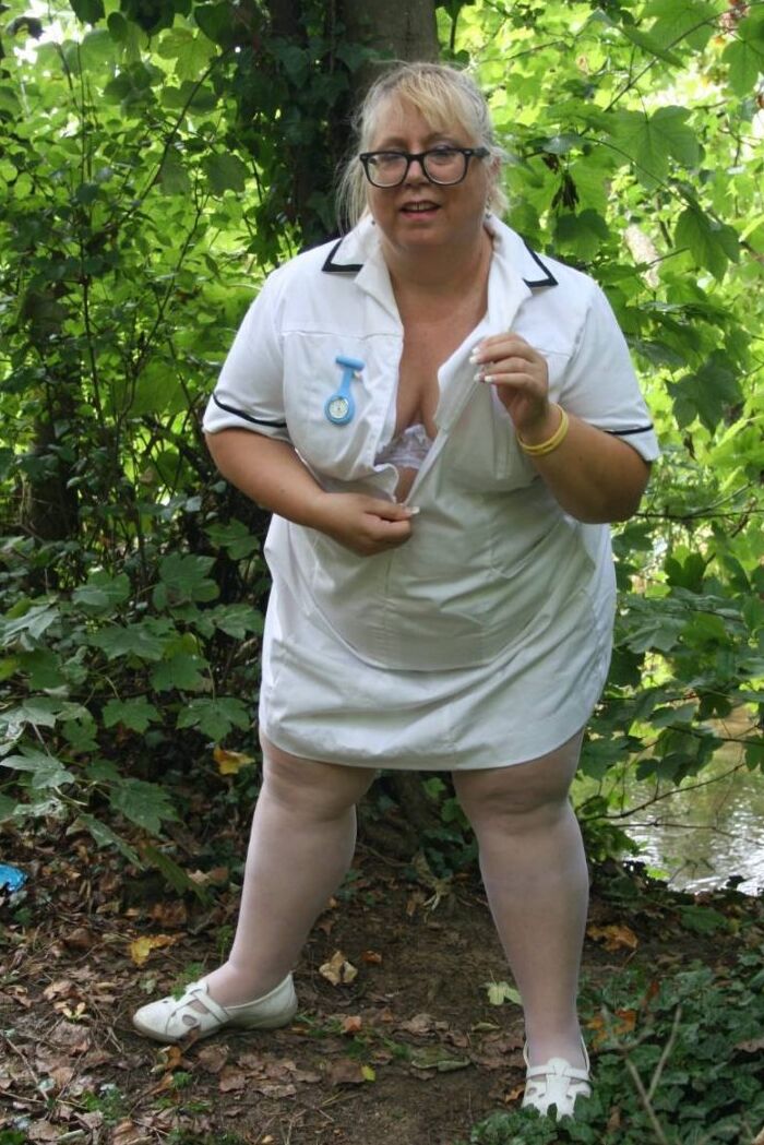 20P A enfermeira loira obesa Lexie Cummings faz sexo com dois homens na floresta