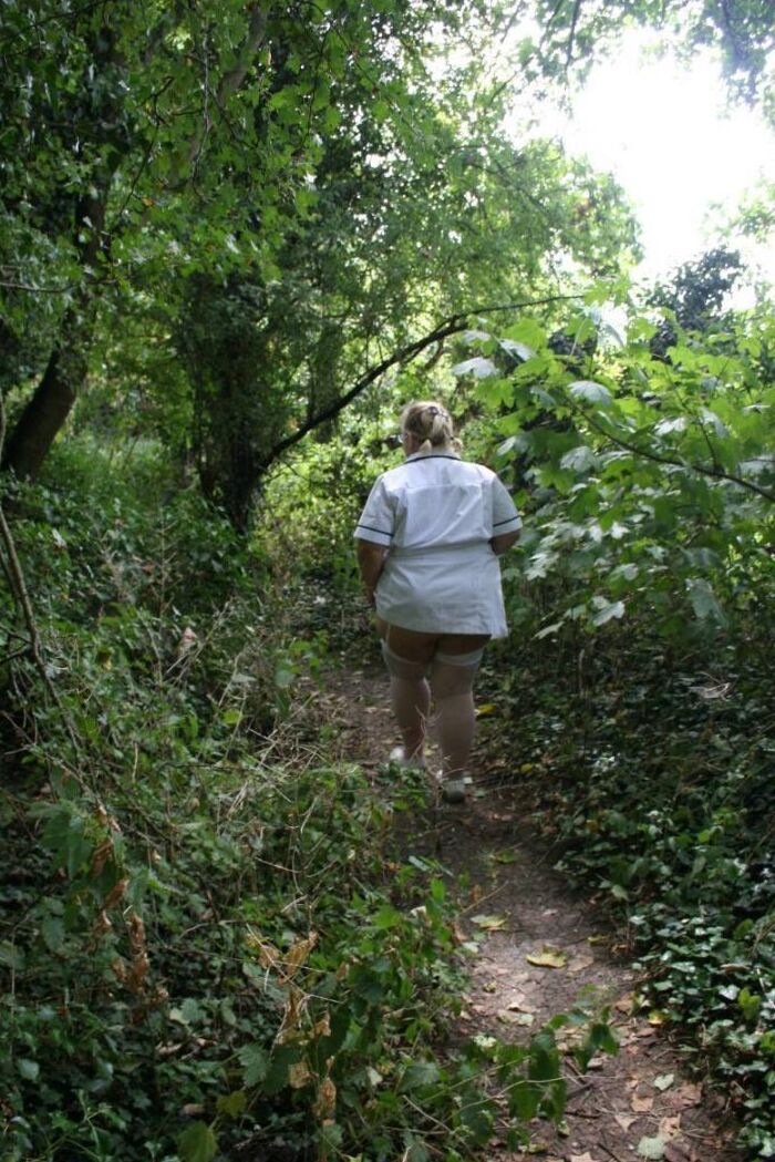 20P A enfermeira loira obesa Lexie Cummings faz sexo com dois homens na floresta