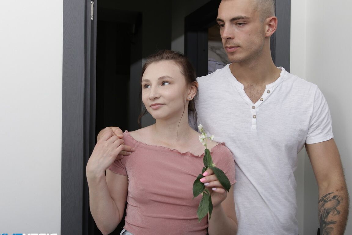 15P O amador britânico Akira Drago vai de buceta à boca com meias rosa acima do joelho