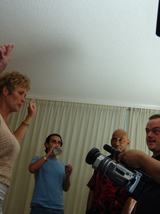 21P A swinger madura Tracy abre as pernas e faz gangbang em um quarto de hotel