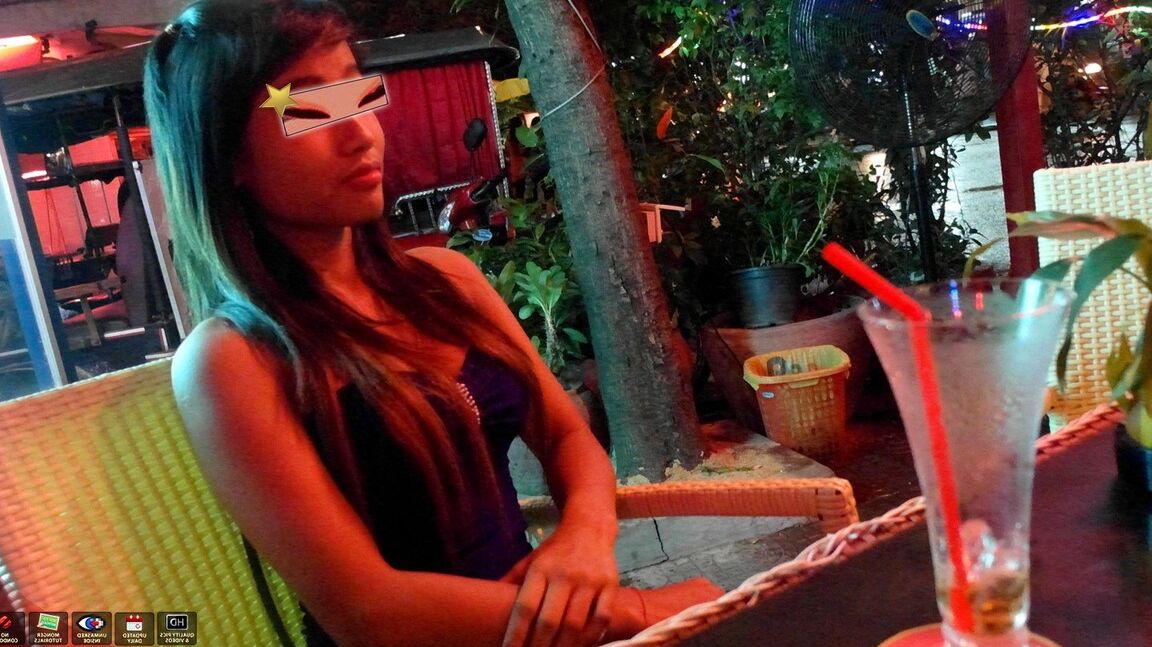 15P Filipina amateur con un buen culo follada en la cama por un turista sexual