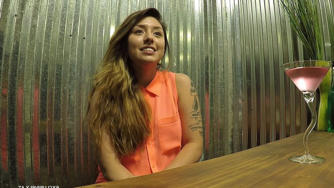 16P Amadora Courtney Lox exala esperma de sua boceta enquanto exibe um bocado de porra