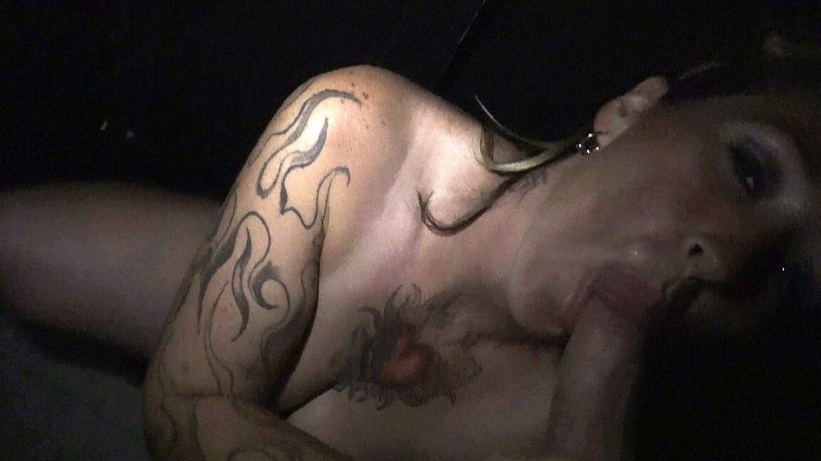 21P La MILF encrée aux gros seins Wayne Siren suce un dong noir pendant un rapport sexuel dans un trou de gloire