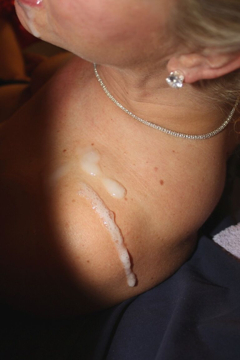 21P La blonde amateur Lady Bukkake suce une bite avant de se faire baiser et crémer