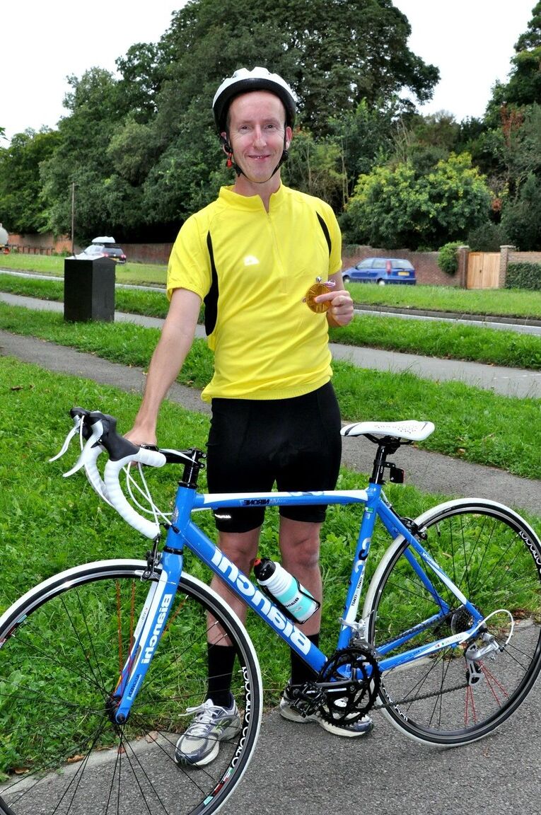 21P Lara, une MILF au gros cul, séduit Bicycle Boy et se fait sodomiser profondément