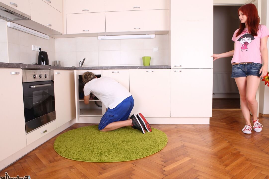 21P La pelirroja Gloria se folla duro a su hermanastro en la cocina