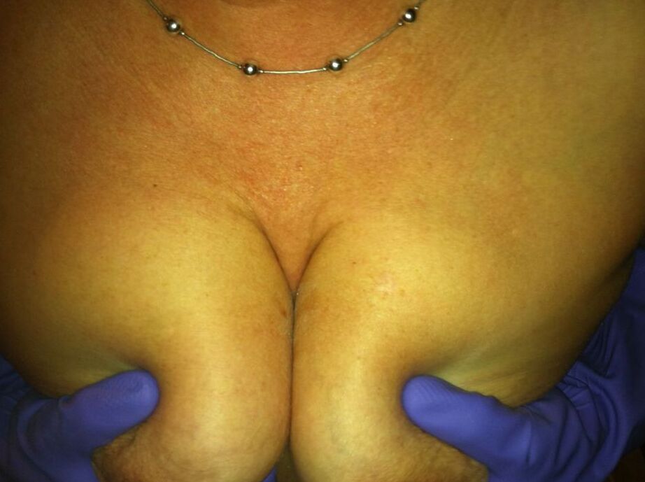 20P Femme mature Busty Bliss suce une bite tout en portant des gants de vaisselle en latex