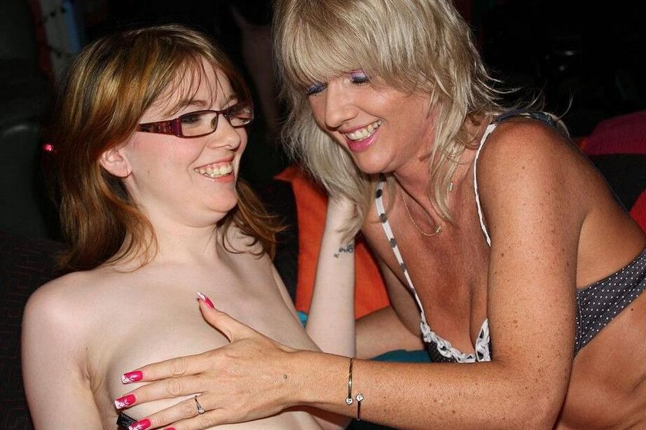 15P La británica Jessica Lo escupe esperma después de tener sexo con extraños en una orgía