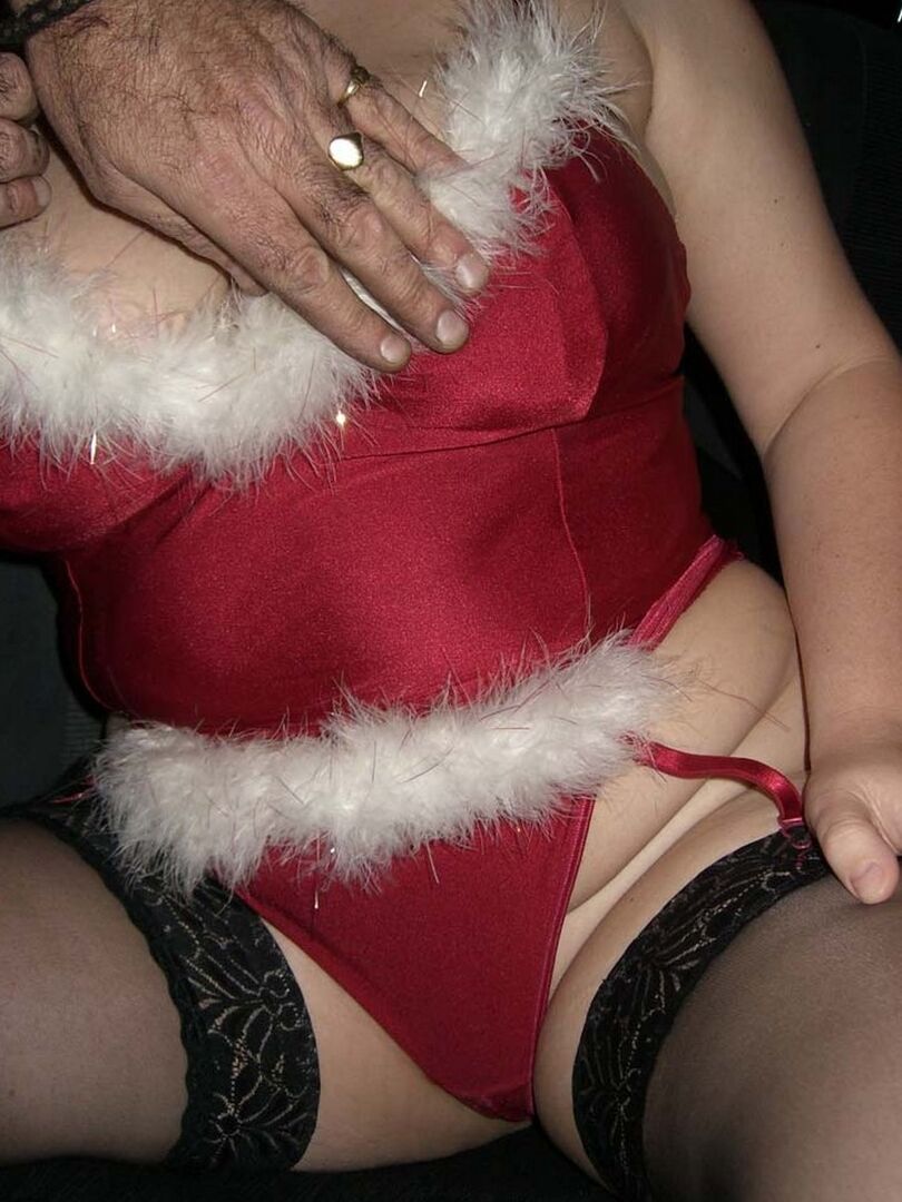 16P A loira madura Barby chupa um pau em um carro enquanto usa lingerie de Natal