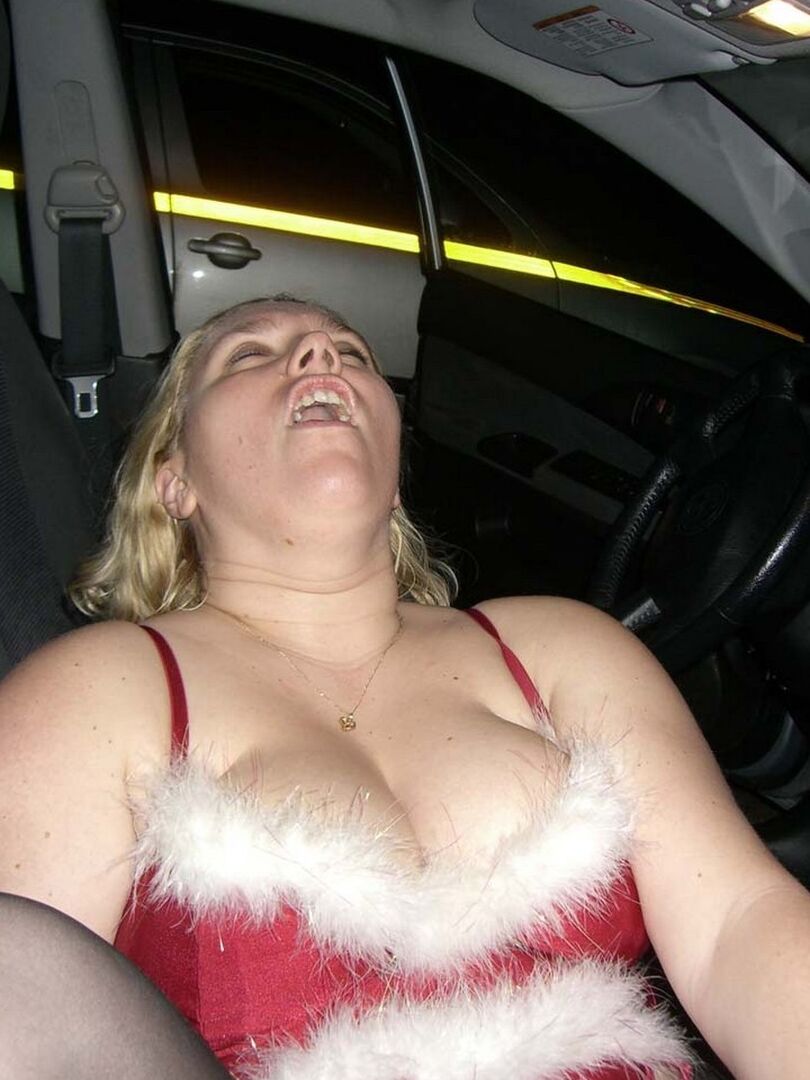 16P A loira madura Barby chupa um pau em um carro enquanto usa lingerie de Natal