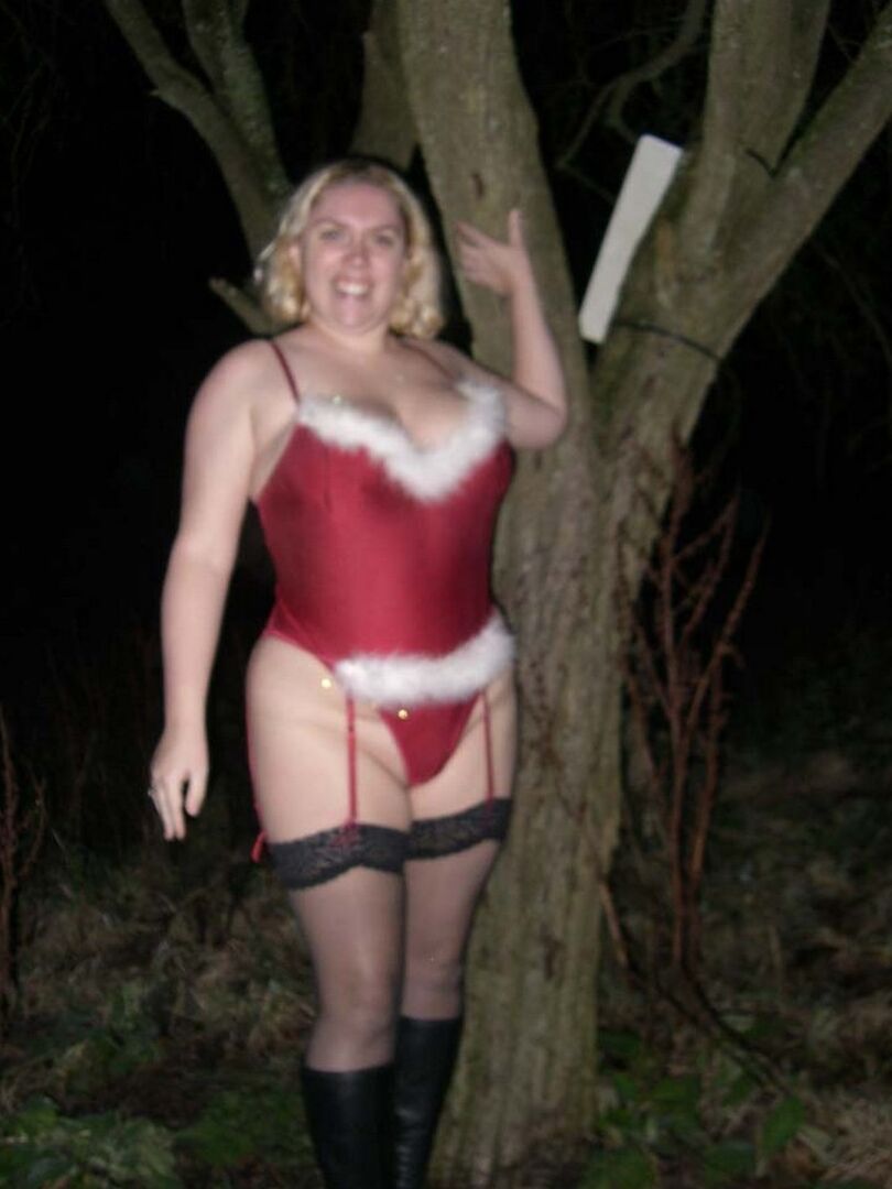 16P A loira madura Barby chupa um pau em um carro enquanto usa lingerie de Natal