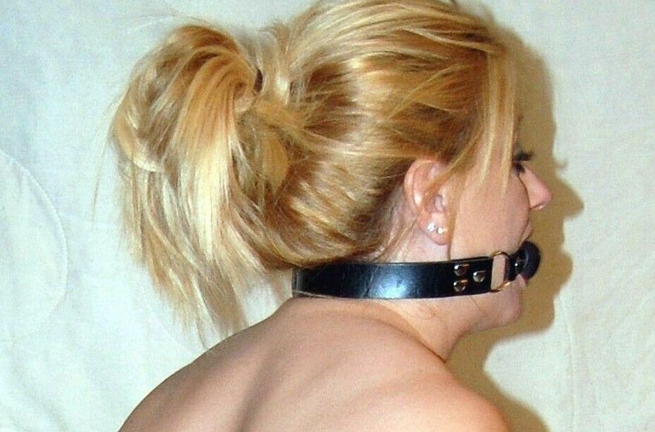 16P クロッチレスストッキングで拘束されながらボールギャグをする素人モデル
