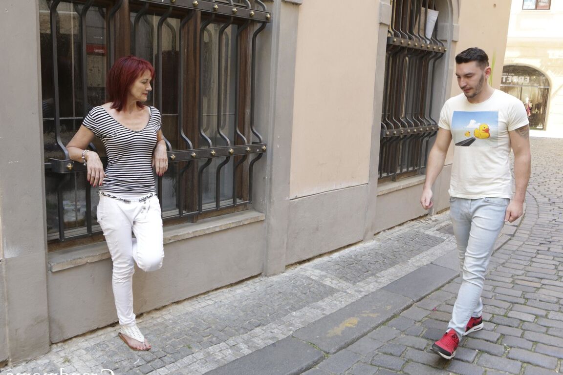 21P Une grand-mère rousse se fait crémer la chatte mature par un étalon qu'elle vient de rencontrer
