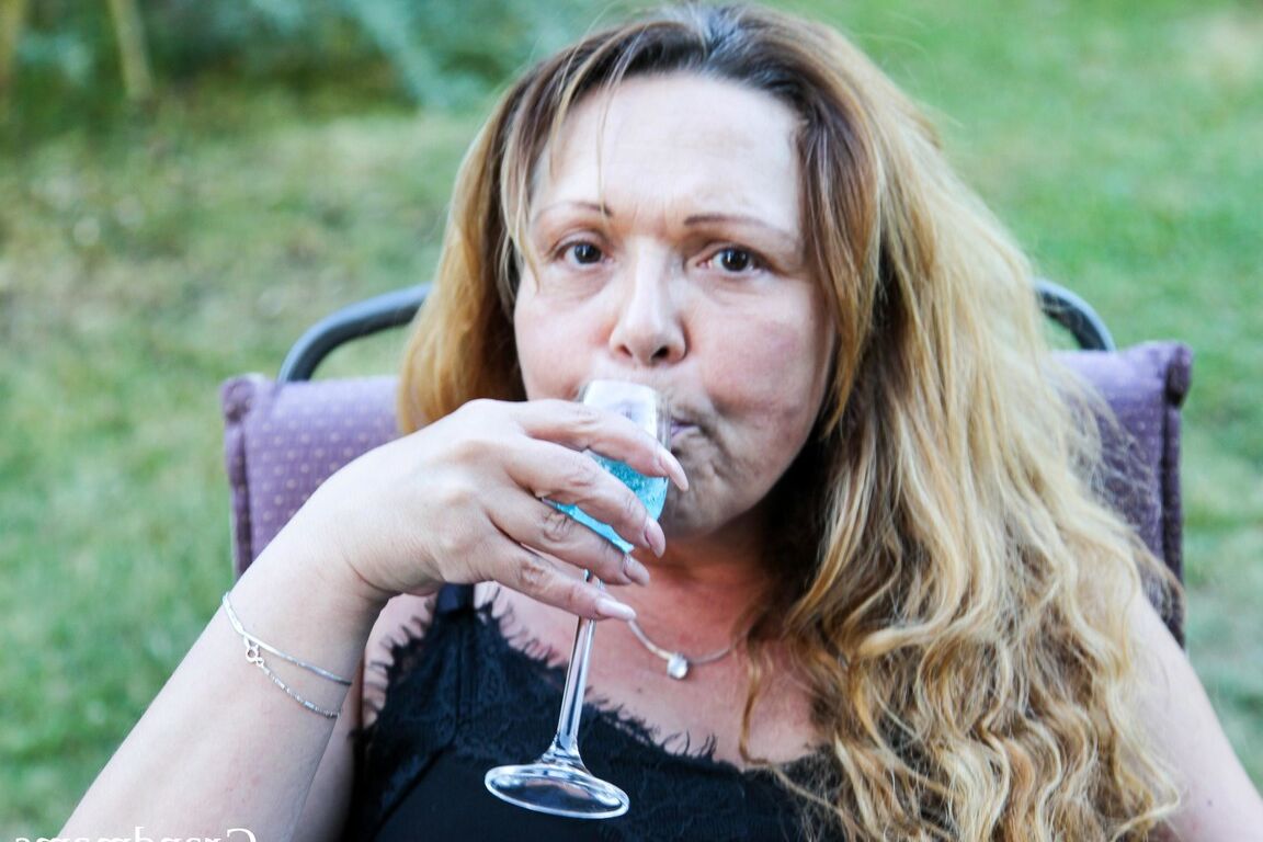21P Loira madura peituda se despindo no quintal e tocando a vagina