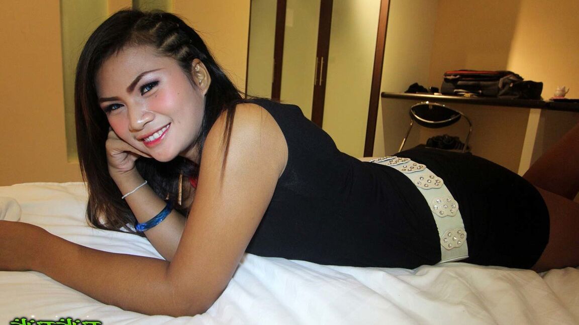 12P Smiley Asian MILF Aoy bate de joelhos para uma dose de creampie de buceta em close