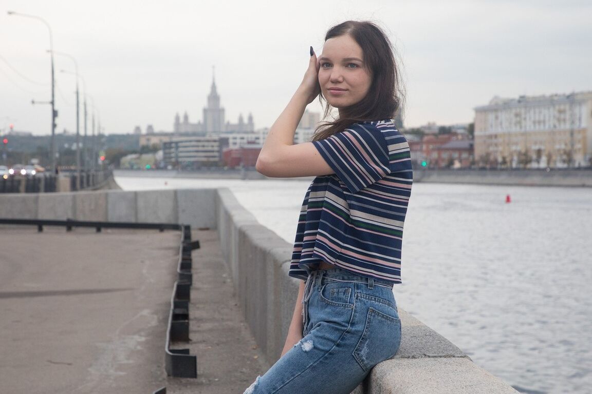 15P They meet on the bridge, go for a walk and then find themselves making sex