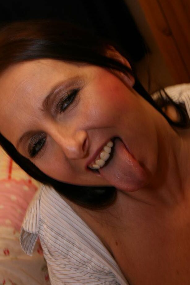 20P La amateur británica Tracey Lain se folla el coño con un consolador antes de tener sexo duro en POV