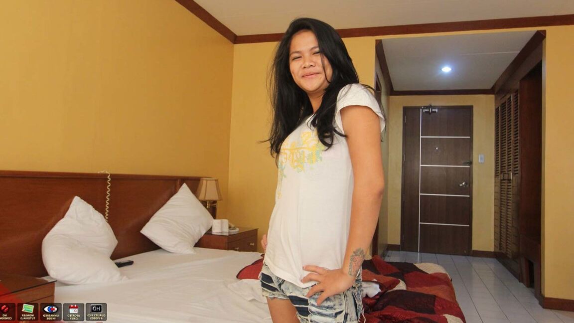 15P Filipina adora la polla blanca y es follada por un viajero