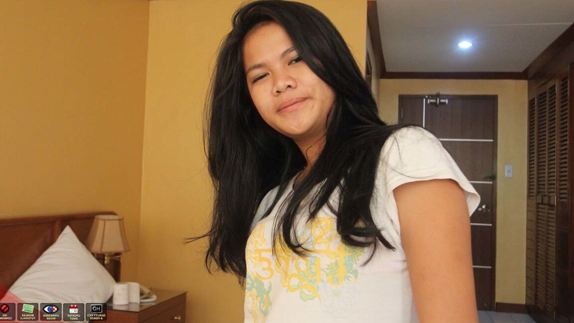 15P Filipina adora la polla blanca y es follada por un viajero