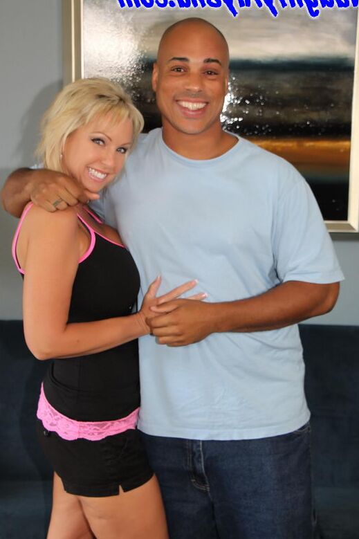 15P La coquine Alysha baise ses fans