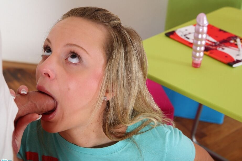 16P La joven rubia Luisa tiene sexo del coño a la boca después de ser pillada masturbándose