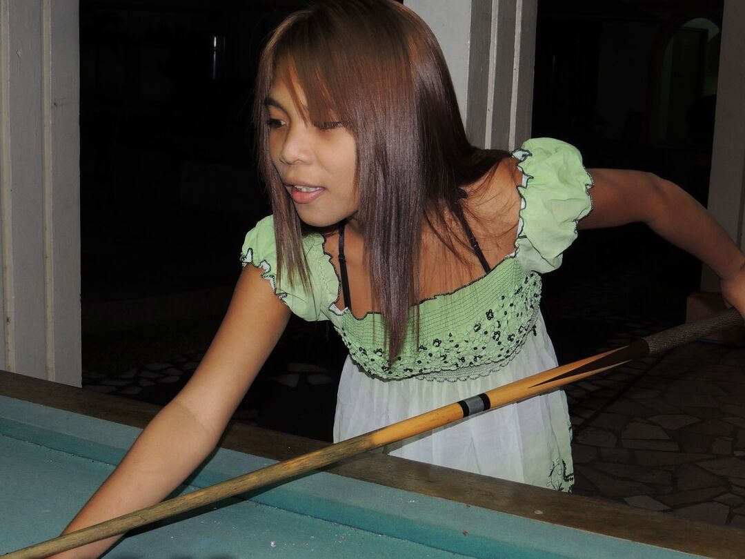 15P Petite asiatische Amateurin mit riesigen Nippeln leckt harten Schwanz und reitet darauf