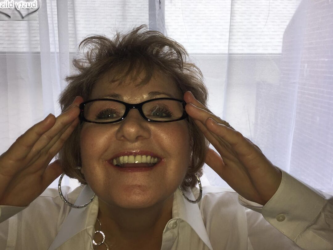 16P A senhora mais velha Busty Bliss expõe com confiança seus grandes seios naturais enquanto bebe