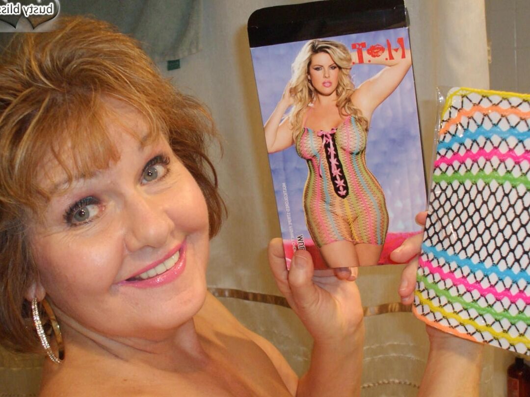 16P Busty Bliss, mamie rousse, expose sa chatte dans une robe transparente