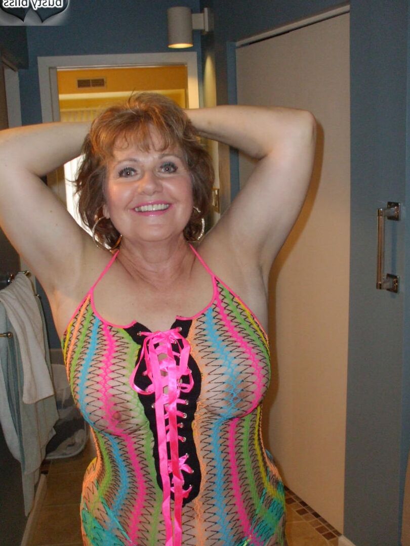 16P Busty Bliss, mamie rousse, expose sa chatte dans une robe transparente